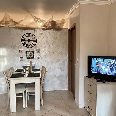 Aj 8, Santa Marina Village,