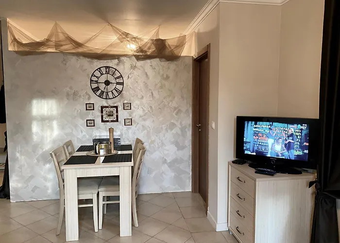 Aj 8, Santa Marina Village,